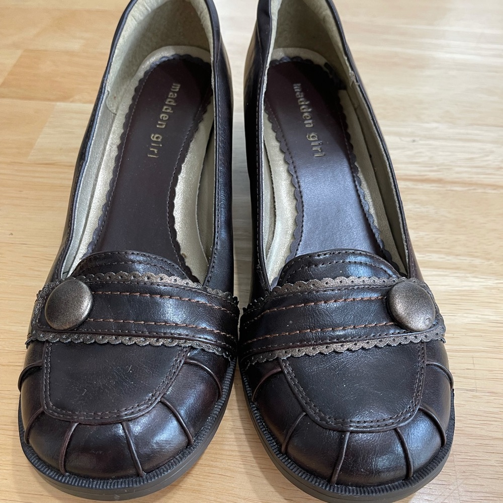 Madden girl size 9 - brown w/bronze accents - never worn